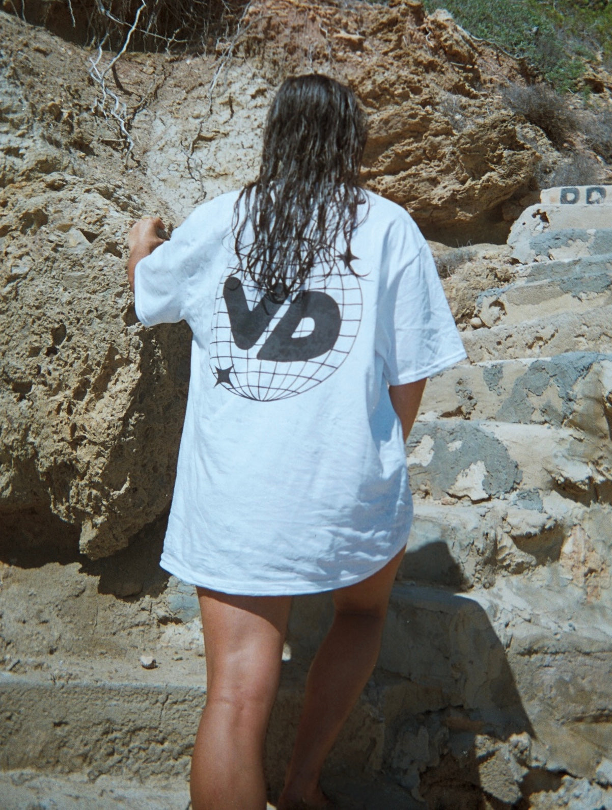 LE "MORE GIRLS BEHIND DECKS" TEE - MADRID