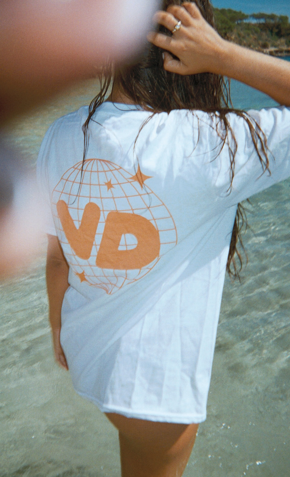 LE "MORE GIRLS BEHIND DECKS" TEE - PUGLIA